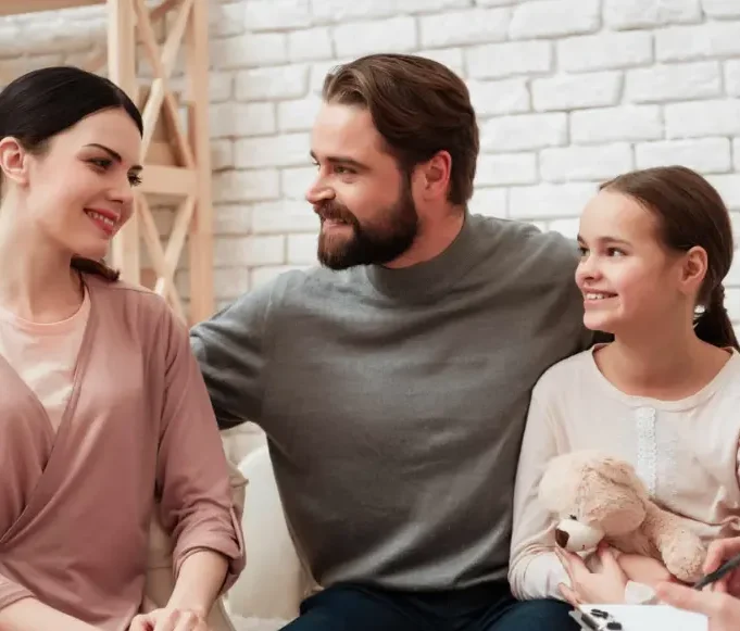 كيف يدعم الأهل أبناءهم نفسياً مع اعوجاج العمود الفقري؟