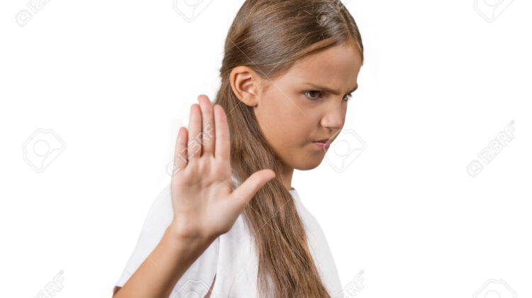 ما الذي يجب تجنب قوله لشخص مصاب باعوجاج العمود الفقري؟