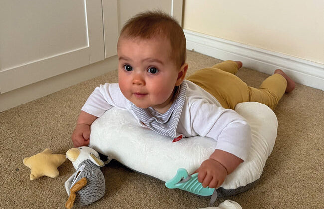 كم يحتاج طفلي يوميا من وقت البطن –  لعلاج تسطح الرأس؟