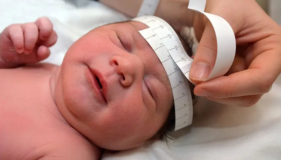 كيف تعرف الشكل الطبيعي لرأس طفلك؟ دليل خطوة بخطوة لطمأنة الأهل