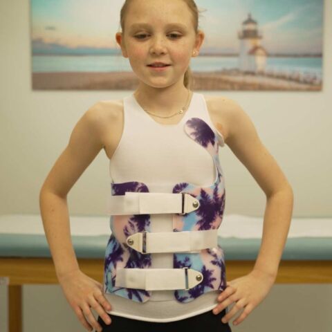 ماذا يوجد داخل حزام اعوجاج العمود الفقري؟ وما طريقة عمله: دليلك لفهم الحزام