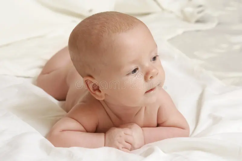 خمس علامات طبيعية في رأس رضيعك: دليلك لفهم ما هو طبيعي وما يحتاج متابعة