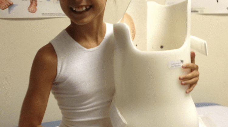 كيف تستخدم الحمّام أثناء ارتداء حزام اعوجاج العمود الفقري؟