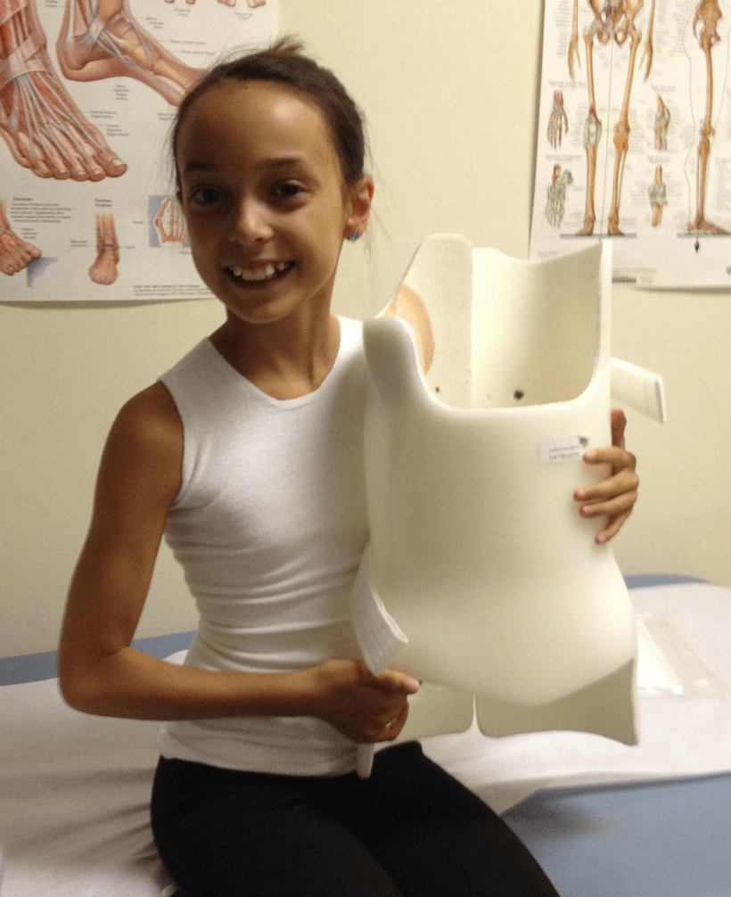 كيف تستخدم الحمّام أثناء ارتداء حزام اعوجاج العمود الفقري؟