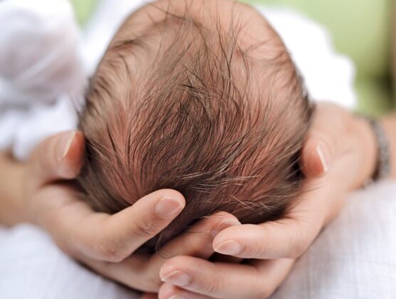 في أي عمر تُغلق جمجمة الرضيع؟ دليلك لفهم نمو رأس طفلك