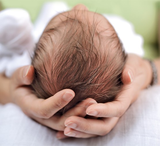 في أي عمر تُغلق جمجمة الرضيع؟ دليلك لفهم نمو رأس طفلك