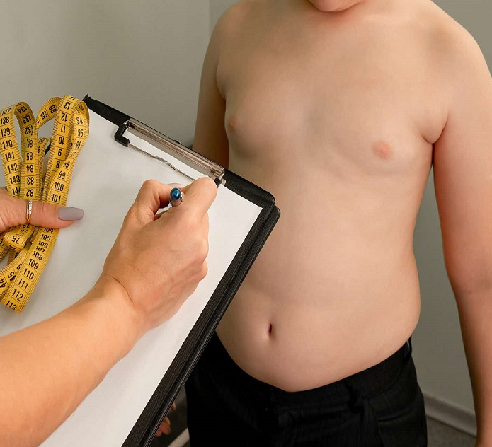 هل زيادة وزن الطفل تؤثر على خطر زياده اعوجاج العمود الفقري؟ إليك الحقيقة العلمية