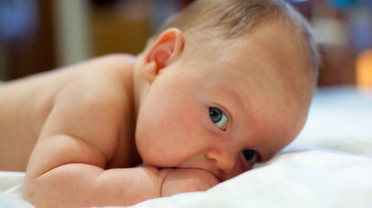 علاج الرأس المسطح عند الرضّع