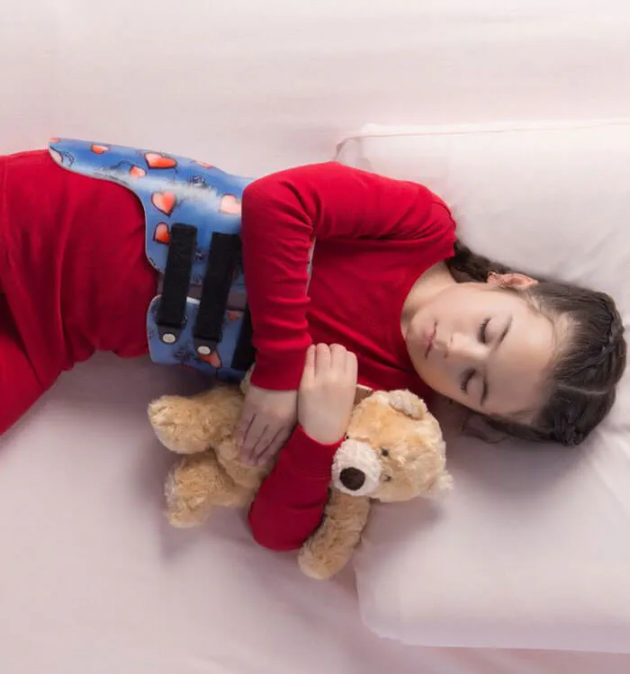 هل يمكن النوم أثناء ارتداء حزام اعوجاج العمود الفقري؟