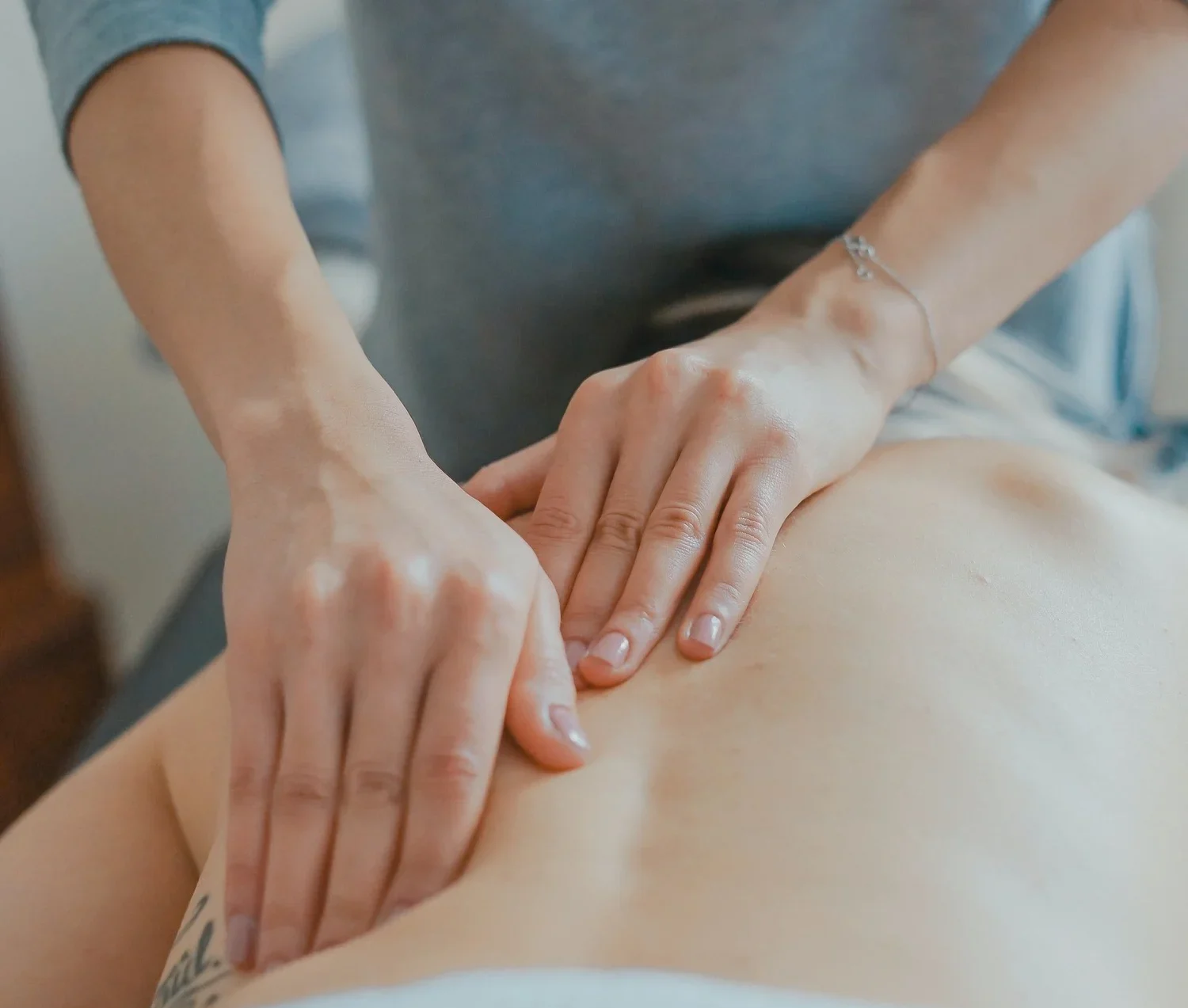 المساج لاعوجاج العمود الفقري (الجنف): تعرف على الأنواع والفوائد