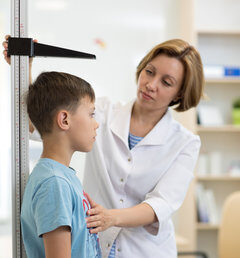 كيف تحسب فقدان الطول بسبب اعوجاج العمود الفقري؟ دليل مبسّط للأهل