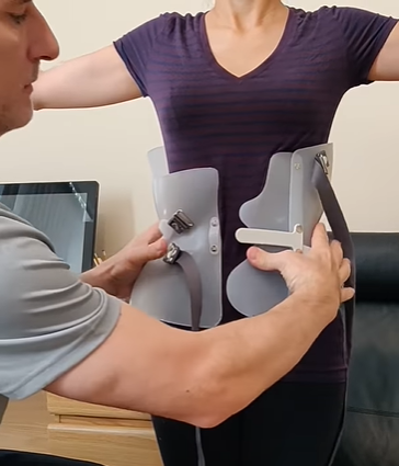 كم من الوقت يستغرق قياس وتصنيع حزام اعوجاج العمود الفقري؟