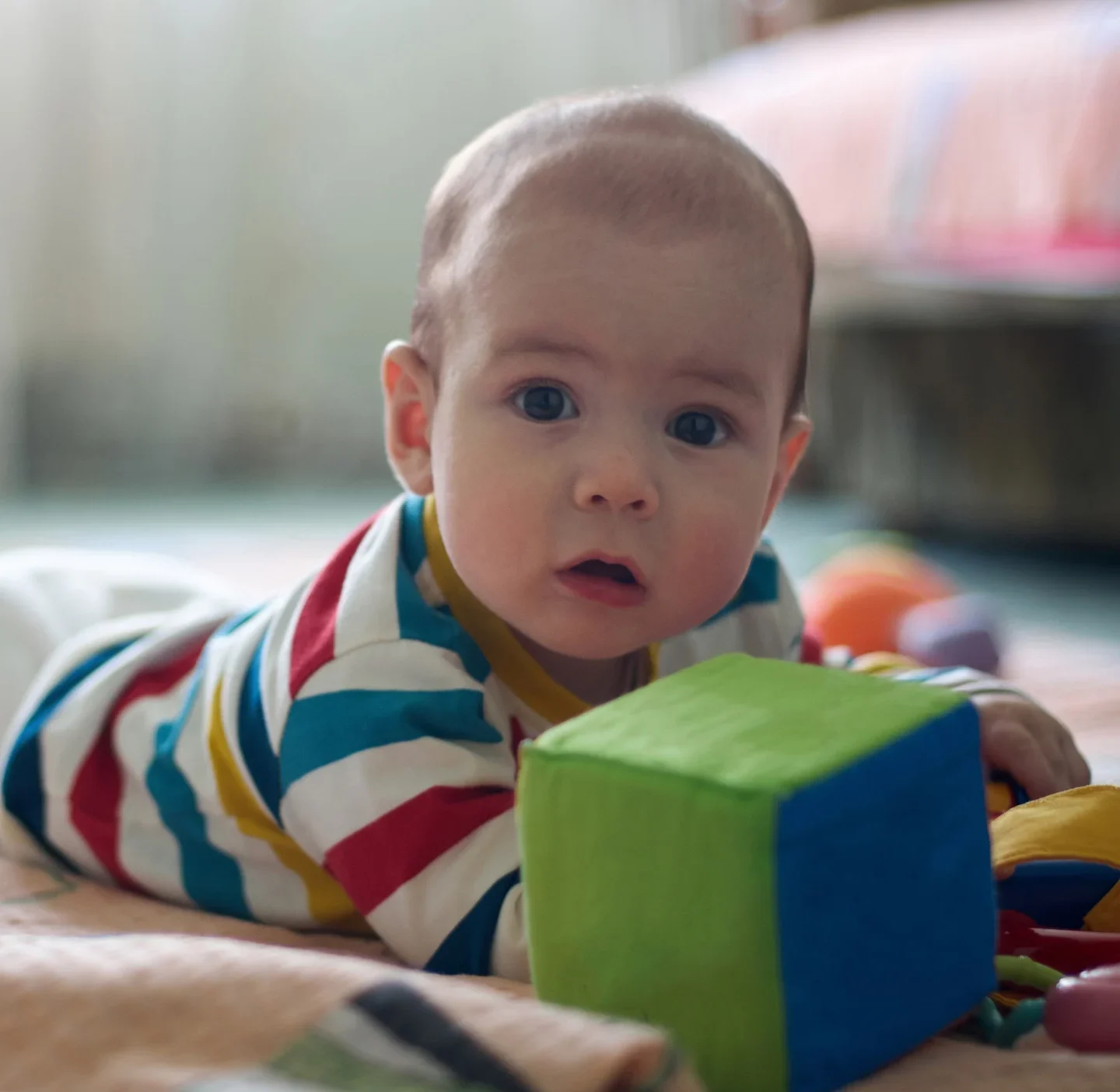 أفضل 10 تمارين تجعل شكل رأس طفلك دائريًا بشكل طبيعي في المنزل