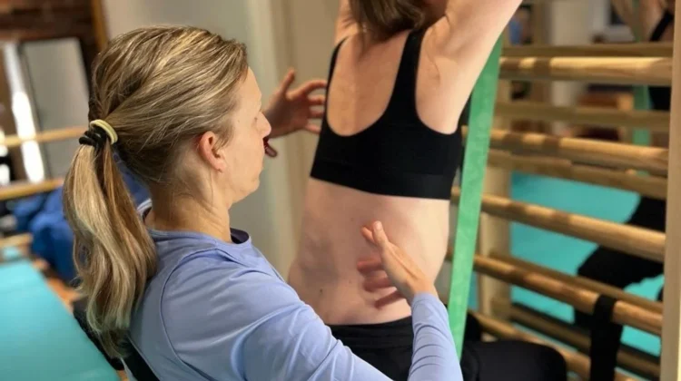 العلاج الطبيعي لعلاج اعوجاج العمود الفقري: تقنيات لتصحيح الانحناء بدون جراحة