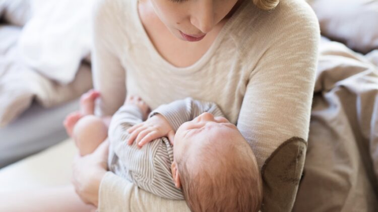 هل ستندم الأم إذا لم تعالج رأس طفلها المسطح؟ المخاطر المحتملة وأفضل نصائح العلاج المبكر