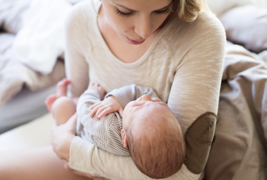 هل ستندم الأم إذا لم تعالج رأس طفلها المسطح؟ المخاطر المحتملة وأفضل نصائح العلاج المبكر