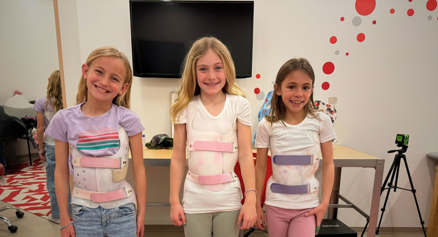 كيف يشعر الطفل عند ارتداء حزام اعوجاج العمود الفقري؟ نصائح لجعل التجربة سهلة