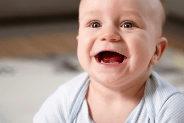 تسطح رأس الرضع: كيف يؤثر على الفك وانحراف الذقن – دراسة طبية توضح الحقيقة