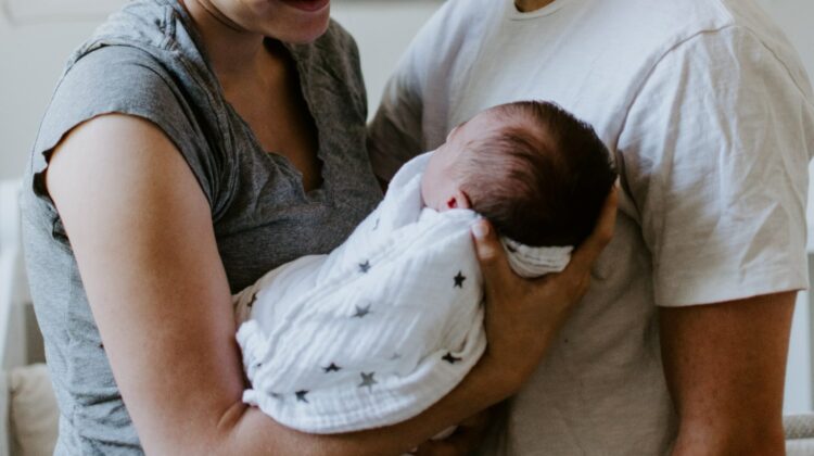 أهم ما يقلق الأم عند اكتشاف الرأس المسطح للطفل وكيفية التعامل معه بذكاء