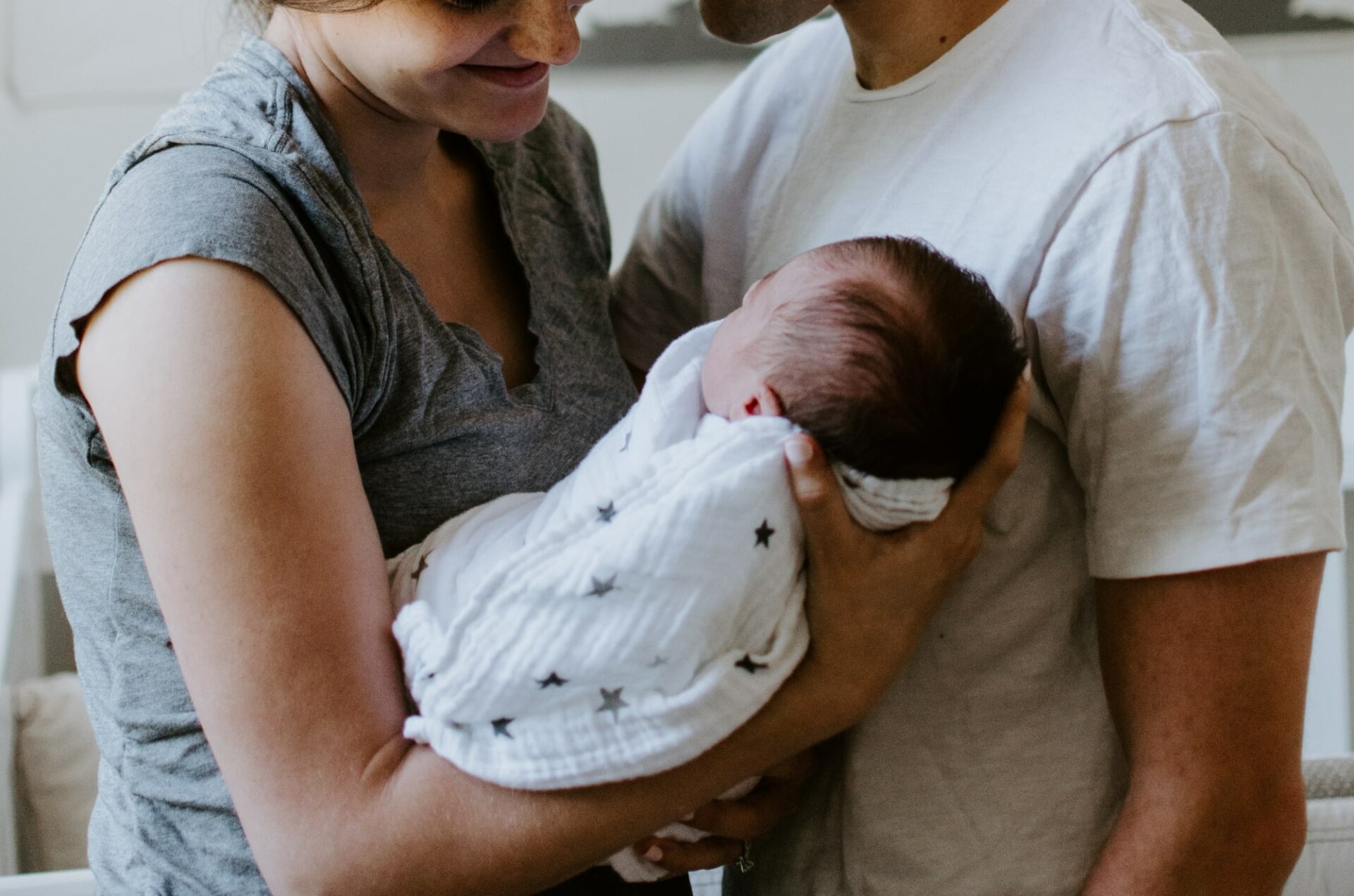 أهم ما يقلق الأم عند اكتشاف الرأس المسطح للطفل وكيفية التعامل معه بذكاء