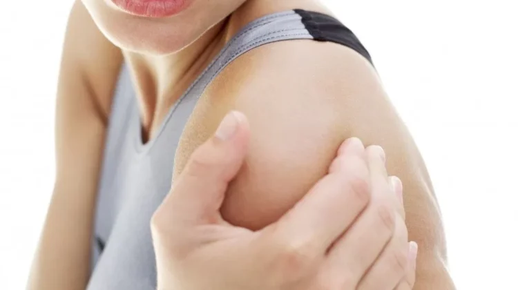 هل يشتكي طفلك من ألم في الكتفين؟ اكتشف العلاقة بين اعوجاج العمود الفقري وألم الكتف، متى يكون طبيعيًا ومتى يحتاج علاجًا مبكرًا.