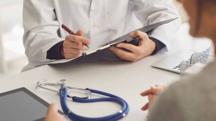 اعوجاج العمود الفقري عند الأطفال: لماذا يهمل بعض الأهالي العلاج؟ الأسباب، المخاطر، والحلول العملية