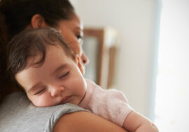 تشوّه شكل الرأس عند الرضع: كل ما يحدث لطفلك بين 3 و12 شهرًا