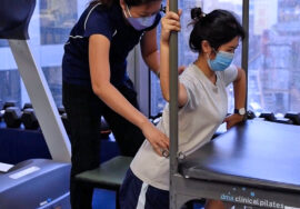 متى لا يُنصح بالعلاج الطبيعي لاعوجاج العمود الفقري عند الأطفال والمراهقين؟