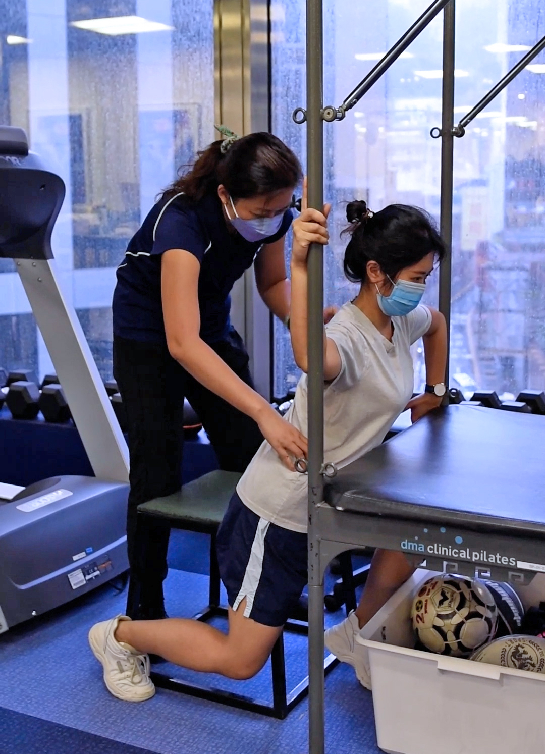 متى لا يُنصح بالعلاج الطبيعي لاعوجاج العمود الفقري عند الأطفال والمراهقين؟