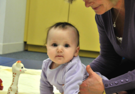 العلاقة بين شكل رأس الرضيع وتطوره الحركي والنفسي: دليل مبسّط للأهل