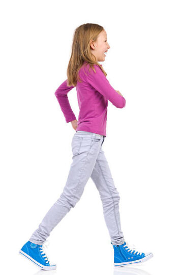 تأثير اعوجاج العمود الفقري على حركة الطفل أثناء المشي للأمام وللجانب