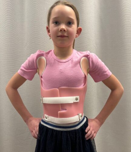 حزام اعوجاج العمود الفقري: نصائح الأناقة وكيف تجعل طفلك يلبسه بثقة دون إحراج