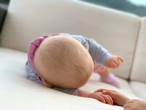 هل يمكن استخدام الخوذة للرأس المسطح لطفل عمره أقل من 4 أشهر؟