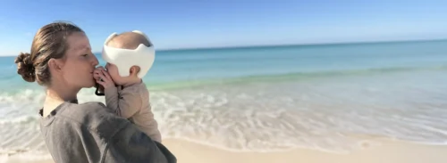 ماذا يلبس الطفل مع خوذة تصحيح شكل الرأس